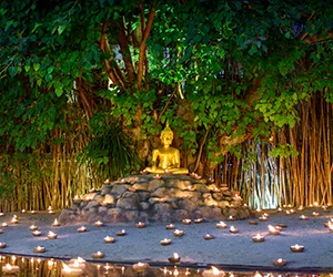 Leinwandbild Buddha im Kerzenschein