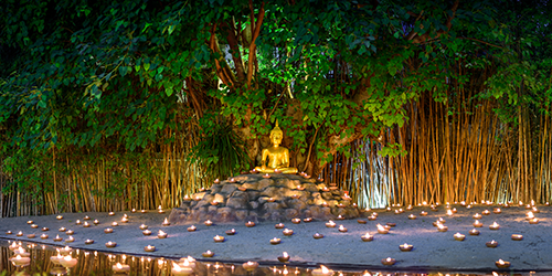 Leinwandbild Buddha im Kerzenschein